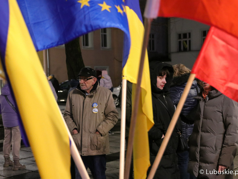 Uczestnicy pikiety pod hasłem „1. rocznica napaści Rosji na Ukrainę”, przed Lubuskim Teatrem w Zielonej Górze