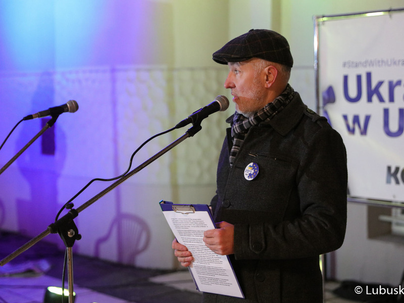 Uczestnicy pikiety pod hasłem „1. rocznica napaści Rosji na Ukrainę”, przed Lubuskim Teatrem w Zielonej Górze
