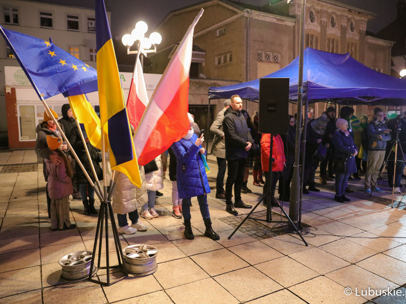 Uczestnicy pikiety pod hasłem „1. rocznica napaści Rosji na Ukrainę”, przed Lubuskim Teatrem w Zielonej Górze