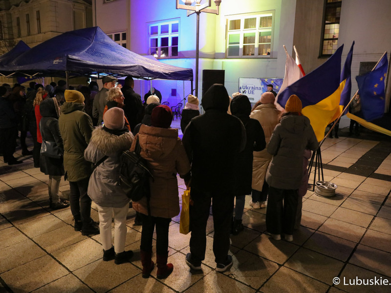 Uczestnicy pikiety pod hasłem „1. rocznica napaści Rosji na Ukrainę”, przed Lubuskim Teatrem w Zielonej Górze