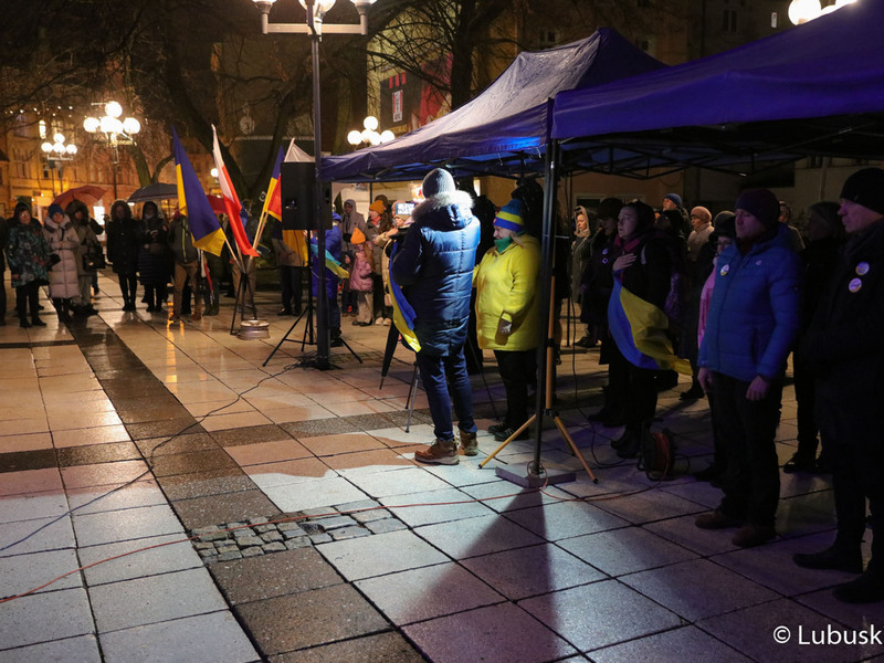 Uczestnicy pikiety pod hasłem „1. rocznica napaści Rosji na Ukrainę”, przed Lubuskim Teatrem w Zielonej Górze