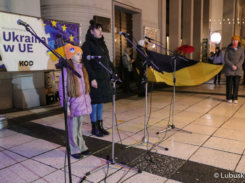 Uczestnicy pikiety pod hasłem „1. rocznica napaści Rosji na Ukrainę”, przed Lubuskim Teatrem w Zielonej Górze