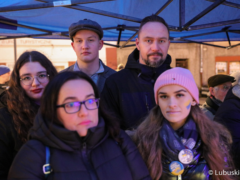 Uczestnicy pikiety pod hasłem „1. rocznica napaści Rosji na Ukrainę”, przed Lubuskim Teatrem w Zielonej Górze
