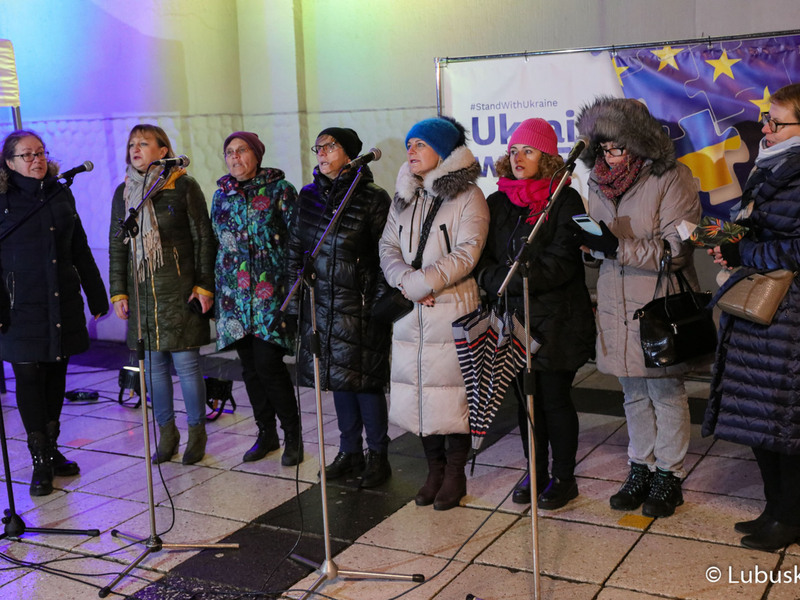 Uczestnicy pikiety pod hasłem „1. rocznica napaści Rosji na Ukrainę”, przed Lubuskim Teatrem w Zielonej Górze