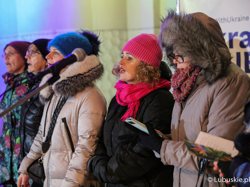 Uczestnicy pikiety pod hasłem „1. rocznica napaści Rosji na Ukrainę”, przed Lubuskim Teatrem w Zielonej Górze