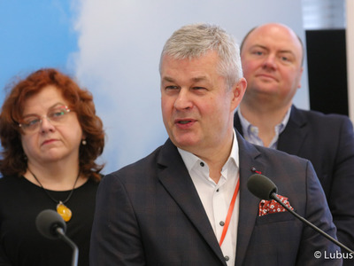 Prezes Szpitala Uniwersyteckiego Marek Działoszyński (przy mikrofonie) na konferencji prasowej inaugurującej kampanię „Tak dla Lubuskiego Centrum Onkologii”. 