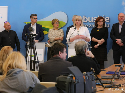 Małgorzata Turonek (przy mikrofonie), kierownik Centralnej Sterylizatorni Szpitala Uniwersyteckiego w Zielonej Górze podczas konferencji prasowej inaugurującej kampanię „Tak dla Lubuskiego Centrum Onkologii”. 