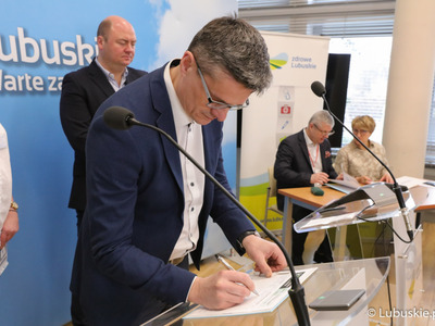 Uczestnicy konferencji prasowej inaugurującej kampanię „Tak dla Lubuskiego Centrum Onkologii”. 