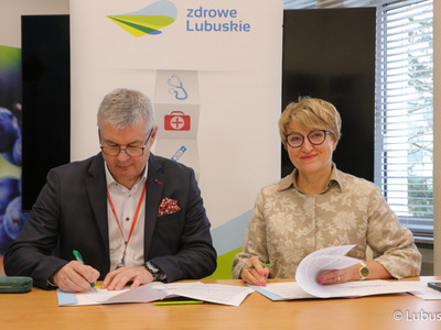Marszałek Elżbieta Anna Polak oraz dr Marek Działoszyński, prezes Szpitala Uniwersyteckiego w Zielonej Górze, podpisali umowę na rozbudowę i modernizację sterylizatorni.