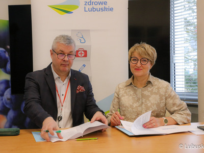 Marszałek Elżbieta Anna Polak oraz dr Marek Działoszyński, prezes Szpitala Uniwersyteckiego w Zielonej Górze, podpisali umowę na rozbudowę i modernizację sterylizatorni.