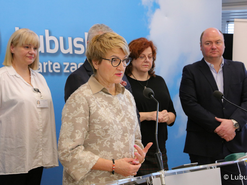 Marszałek Elżbieta Anna Polak na konferencji prasowej inaugurującej kampanię „Tak dla Lubuskiego Centrum Onkologii”.