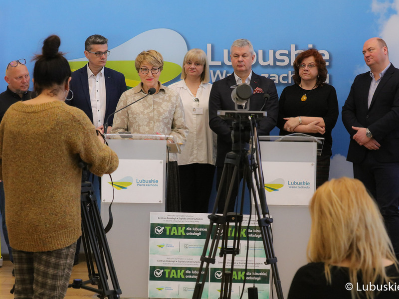 Uczestnicy konferencji prasowej inaugurującej kampanię „Tak dla Lubuskiego Centrum Onkologii”.