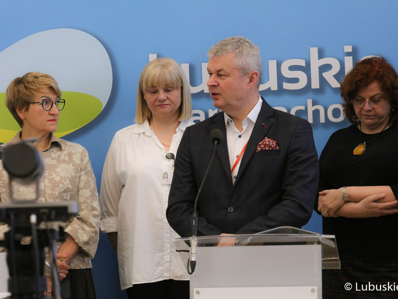 Prezes Szpitala Uniwersyteckiego Marek Działoszyński (przy mikrofonie) na konferencji prasowej inaugurującej kampanię „Tak dla Lubuskiego Centrum Onkologii”.