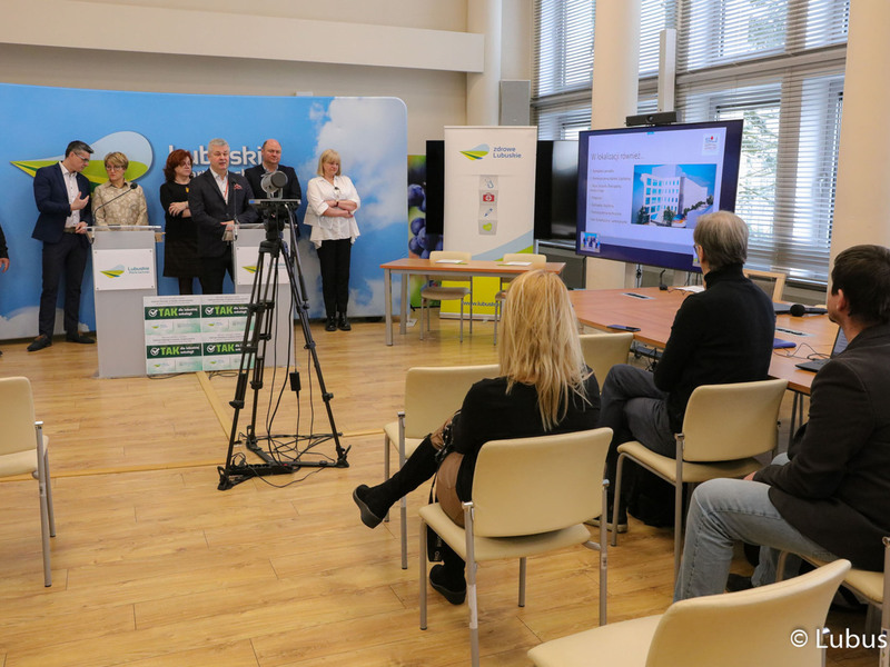 Uczestnicy konferencji prasowej inaugurującej kampanię „Tak dla Lubuskiego Centrum Onkologii”.