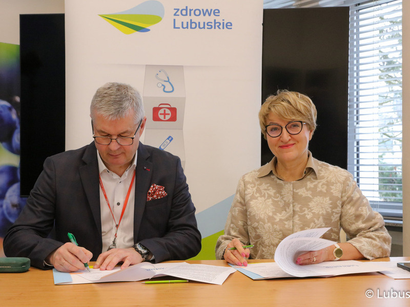 Marszałek Elżbieta Anna Polak oraz dr Marek Działoszyński, prezes Szpitala Uniwersyteckiego w Zielonej Górze, podpisali umowę na rozbudowę i modernizację sterylizatorni.