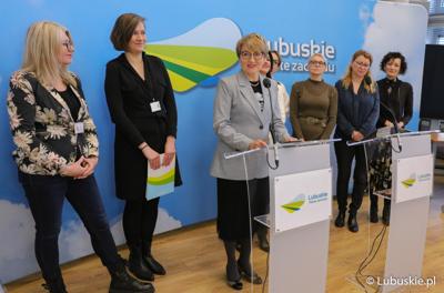 Marszałek Województwa Lubuskiego Elżbieta Anna Polak (przy mikrofonie) podczas konferencji prasowej poświęconej Dniu Kobiet w UMWL
