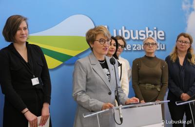 Marszałek Województwa Lubuskiego Elżbieta Anna Polak (przy mikrofonie) podczas konferencji prasowej poświęconej Dniu Kobiet w UMWL

