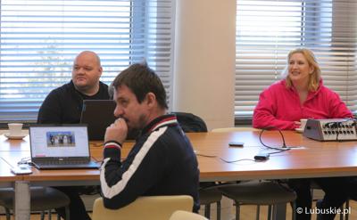 Uczestnicy konferencji prasowej poświęconej Dniu Kobiet w urzędzie marszałkowskim
