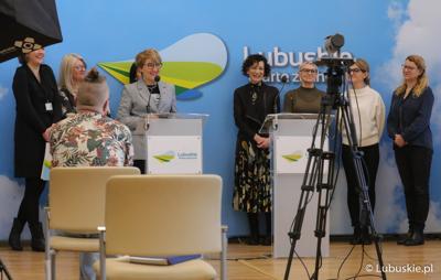 Marszałek Województwa Lubuskiego Elżbieta Anna Polak (przy mikrofonie) podczas konferencji prasowej poświęconej Dniu Kobiet w UMWL
