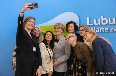 Uczestniczki konferencji prasowej. Na zdjęciu: Marszałek Województwa Lubuskiego Elżbieta Anna Polak, ginekolożka, Kliniczny Oddział Położniczo-Ginekologiczny Szpitala Uniwersyteckiego w Zielonej Górze dr n. med. Paulina Banach, trenerka edukatorów seksualnych, Towarzystwo Rozwoju Rodziny dr Joanna Dec-Pietrowska, trenerka, instruktorka nordic walking Grażyna Wyczałkowska, wokalistka GEDIA Blues Band Agnieszka Tyszkiewicz oraz zastępca dyr Departamentu Ochrony Zdrowia UMWL Mirosława Dulat
