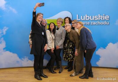 Uczestniczki konferencji prasowej. Na zdjęciu: Marszałek Województwa Lubuskiego Elżbieta Anna Polak, ginekolożka, Kliniczny Oddział Położniczo-Ginekologiczny Szpitala Uniwersyteckiego w Zielonej Górze dr n. med. Paulina Banach, trenerka edukatorów seksualnych, Towarzystwo Rozwoju Rodziny dr Joanna Dec-Pietrowska, trenerka, instruktorka nordic walking Grażyna Wyczałkowska, wokalistka GEDIA Blues Band Agnieszka Tyszkiewicz oraz zastępca dyr Departamentu Ochrony Zdrowia UMWL Mirosława Dulat
