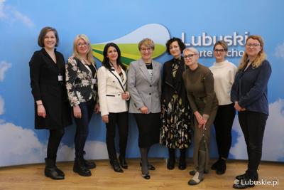 Uczestniczki konferencji prasowej. Na zdjęciu: Marszałek Województwa Lubuskiego Elżbieta Anna Polak, ginekolożka, Kliniczny Oddział Położniczo-Ginekologiczny Szpitala Uniwersyteckiego w Zielonej Górze dr n. med. Paulina Banach, trenerka edukatorów seksualnych, Towarzystwo Rozwoju Rodziny dr Joanna Dec-Pietrowska, trenerka, instruktorka nordic walking Grażyna Wyczałkowska, wokalistka GEDIA Blues Band Agnieszka Tyszkiewicz oraz zastępca dyr Departamentu Ochrony Zdrowia UMWL Mirosława Dulat
