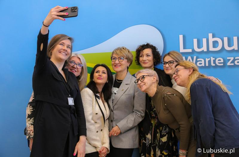 Uczestniczki konferencji prasowej. Na zdjęciu: Marszałek Województwa Lubuskiego Elżbieta Anna Polak, ginekolożka, Kliniczny Oddział Położniczo-Ginekologiczny Szpitala Uniwersyteckiego w Zielonej Górze dr n. med. Paulina Banach, trenerka edukatorów seksualnych, Towarzystwo Rozwoju Rodziny dr Joanna Dec-Pietrowska, trenerka, instruktorka nordic walking Grażyna Wyczałkowska, wokalistka GEDIA Blues Band Agnieszka Tyszkiewicz oraz zastępca dyr Departamentu Ochrony Zdrowia UMWL Mirosława Dulat