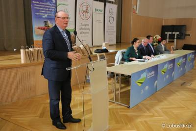 Wicemarszałek Stanisław Tomczyszyn podczas otwarcia Olimpiady Młodych Producentów Rolnych w urzędzie marszałkowskim.