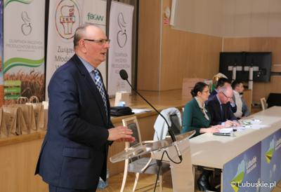 Wicemarszałek Stanisław Tomczyszyn podczas otwarcia Olimpiady Młodych Producentów Rolnych w urzędzie marszałkowskim.
