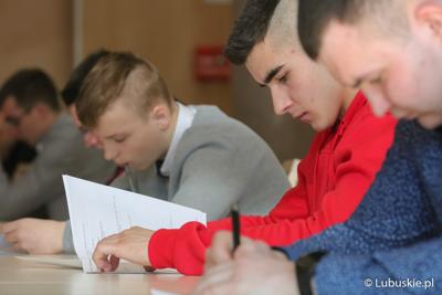 Uczestnicy Olimpiady Młodych Producentów Rolnych w Sali Kolumnowej Urzędu Marszałkowskiego Województwa Lubuskiego w Zielonej Górze 