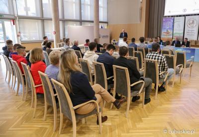Wicemarszałek Stanisław Tomczyszyn podczas ogłoszenia wyników finału wojewódzkiego Olimpiady Młodych Producentów Rolnych w urzędzie marszałkowskim.