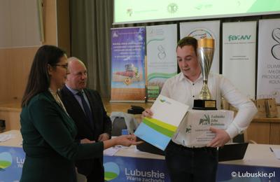 Laureat finału wojewódzkiego Olimpiady Młodych Producentów Rolnych w Sali Kolumnowej Urzędu Marszałkowskiego Województwa Lubuskiego w Zielonej Górze 