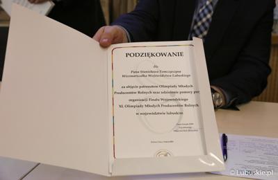 Podziękowanie dla wicemarszałka Stanisława Tomczyszyna za objęcie patronatem Olimpiady Młodych Producentów Rolnych i pomocy przy organizacji finału wojewódzkiego 