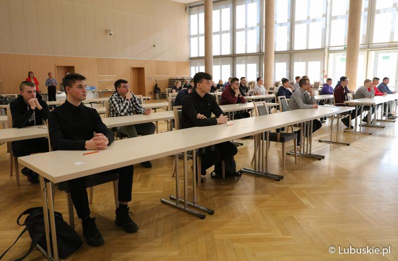 Uczestnicy Olimpiady Młodych Producentów Rolnych w Sali Kolumnowej Urzędu Marszałkowskiego Województwa Lubuskiego w Zielonej Górze