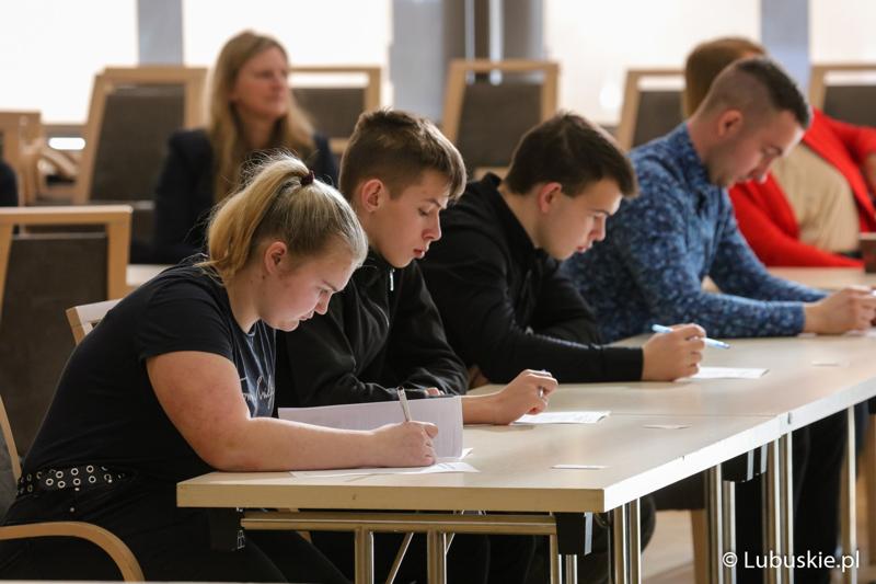 Uczestnicy Olimpiady Młodych Producentów Rolnych w Sali Kolumnowej Urzędu Marszałkowskiego Województwa Lubuskiego w Zielonej Górze