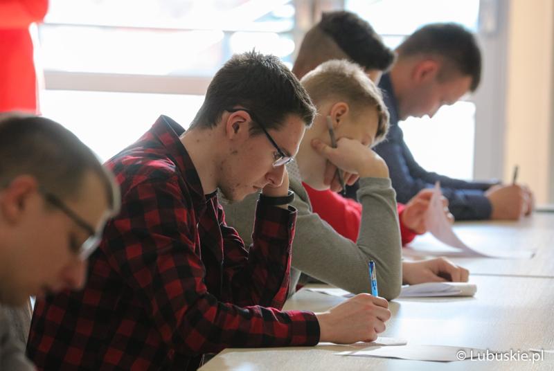 Uczestnicy Olimpiady Młodych Producentów Rolnych w Sali Kolumnowej Urzędu Marszałkowskiego Województwa Lubuskiego w Zielonej Górze