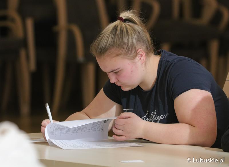 Uczestniczka Olimpiady Młodych Producentów Rolnych w Sali Kolumnowej Urzędu Marszałkowskiego Województwa Lubuskiego w Zielonej Górze