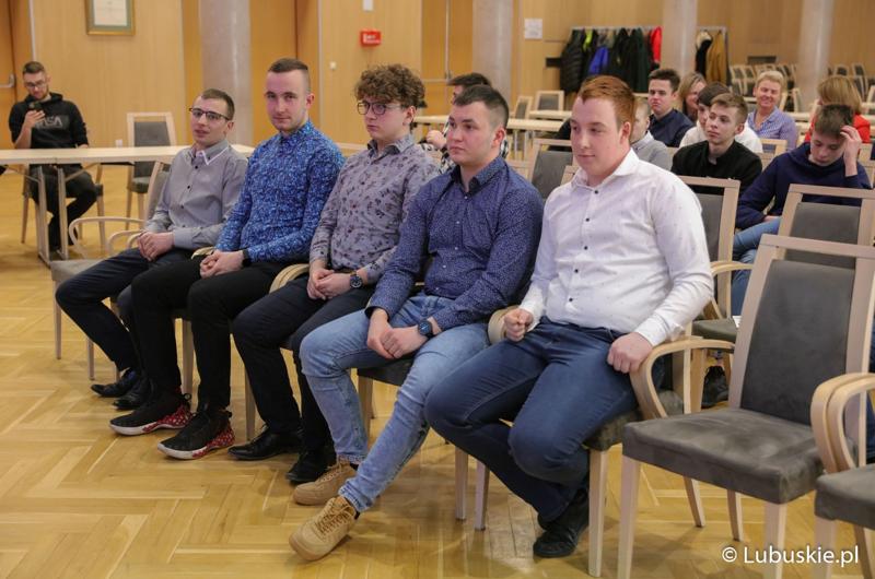 Laureaci finału wojewódzkiego Olimpiady Młodych Producentów Rolnych w Sali Kolumnowej Urzędu Marszałkowskiego Województwa Lubuskiego w Zielonej Górze