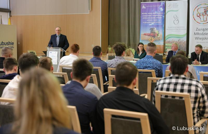 Wicemarszałek Stanisław Tomczyszyn podczas ogłoszenia wyników finału wojewódzkiego Olimpiady Młodych Producentów Rolnych w urzędzie marszałkowskim.