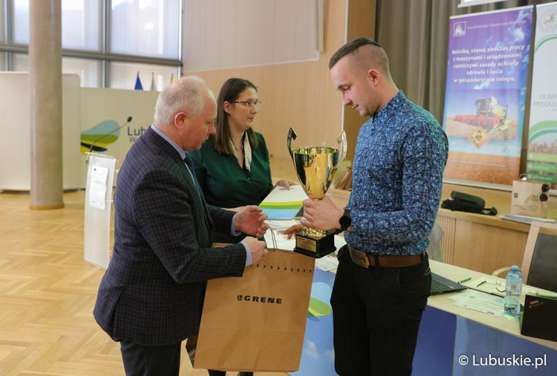 Laureat finału wojewódzkiego Olimpiady Młodych Producentów Rolnych w Sali Kolumnowej Urzędu Marszałkowskiego Województwa Lubuskiego w Zielonej Górze