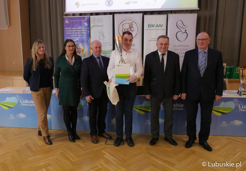 Laureat finału wojewódzkiego Olimpiady Młodych Producentów Rolnych w Sali Kolumnowej Urzędu Marszałkowskiego Województwa Lubuskiego w Zielonej Górze