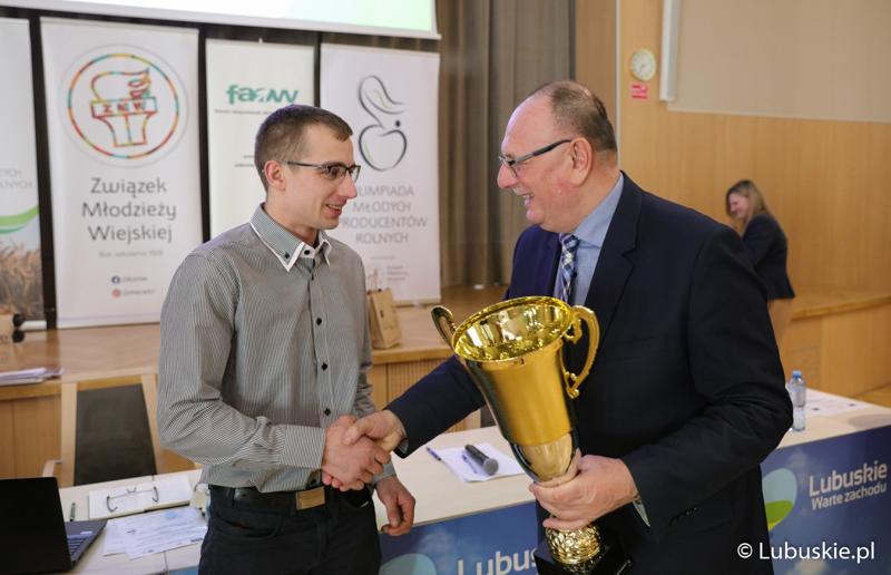 Zwycięzca finału wojewódzkiego Olimpiady Młodych Producentów Rolnych w Sali Kolumnowej Urzędu Marszałkowskiego Województwa Lubuskiego w Zielonej Górze