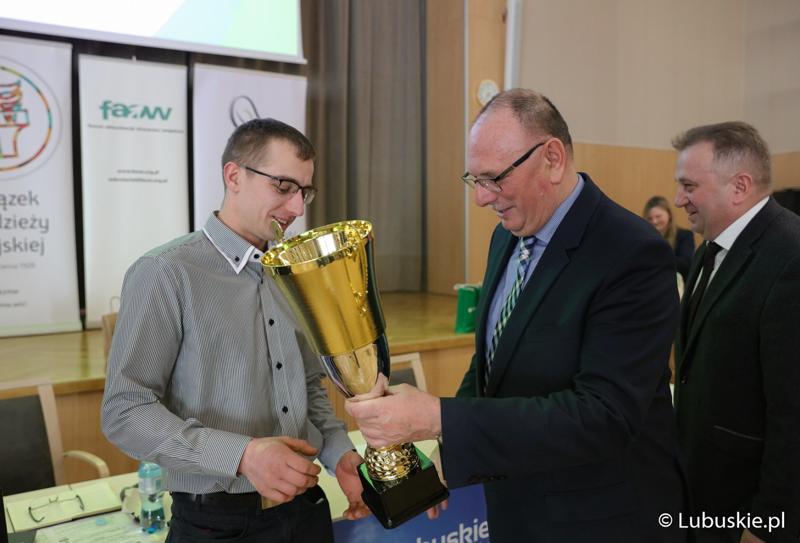 Zwycięzca finału wojewódzkiego Olimpiady Młodych Producentów Rolnych w Sali Kolumnowej Urzędu Marszałkowskiego Województwa Lubuskiego w Zielonej Górze