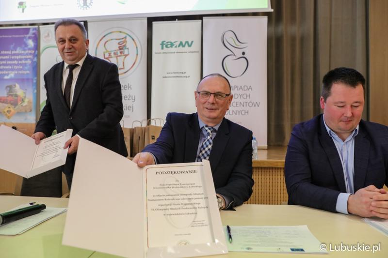 Podziękowanie dla wicemarszałka Stanisława Tomczyszyna za objęcie patronatem Olimpiady Młodych Producentów Rolnych i pomocy przy organizacji finału wojewódzkiego