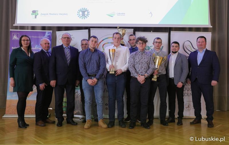 Laureaci finału wojewódzkiego Olimpiady Młodych Producentów Rolnych w Sali Kolumnowej Urzędu Marszałkowskiego Województwa Lubuskiego w Zielonej Górze