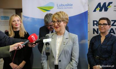 Marszałek Województwa Lubuskiego Elżbieta Anna Polak podczas otwarcia pracowni dietetyki na gorzowskim AWF-ie