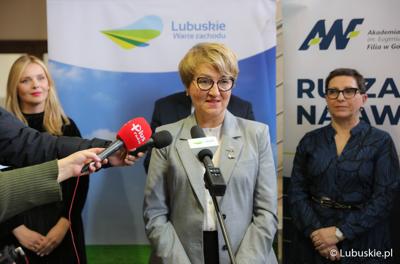 Marszałek Województwa Lubuskiego Elżbieta Anna Polak podczas otwarcia pracowni dietetyki na gorzowskim AWF-ie