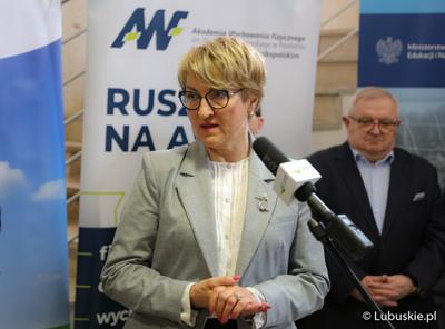 Marszałek Województwa Lubuskiego Elżbieta Anna Polak podczas otwarcia pracowni dietetyki na gorzowskim AWF-ie