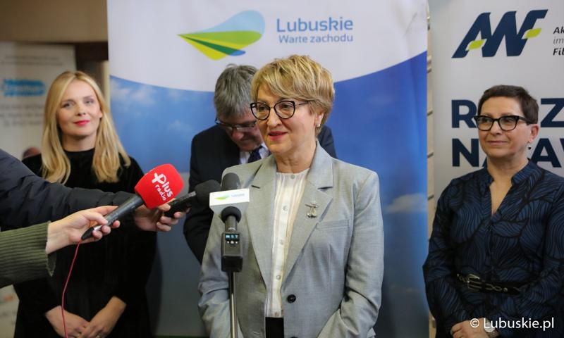 Marszałek Województwa Lubuskiego Elżbieta Anna Polak podczas otwarcia pracowni dietetyki na gorzowskim AWF-ie