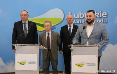 Uczestnicy konferencji prasowej na temat  dofinansowania ogródków działkowych. Od lewej: Wicemarszałek Województwa Lubuskiego Stanisław Tomczyszyn, prezes PZD w Zielonej Górze Marian Pasiński, Radny Województwa Lubuskiego Zbigniew Kołodziej oraz dyrektor Departamentu Programów Rozwoju Obszarów Wiejskich Arkadiusz Dąbrowski.